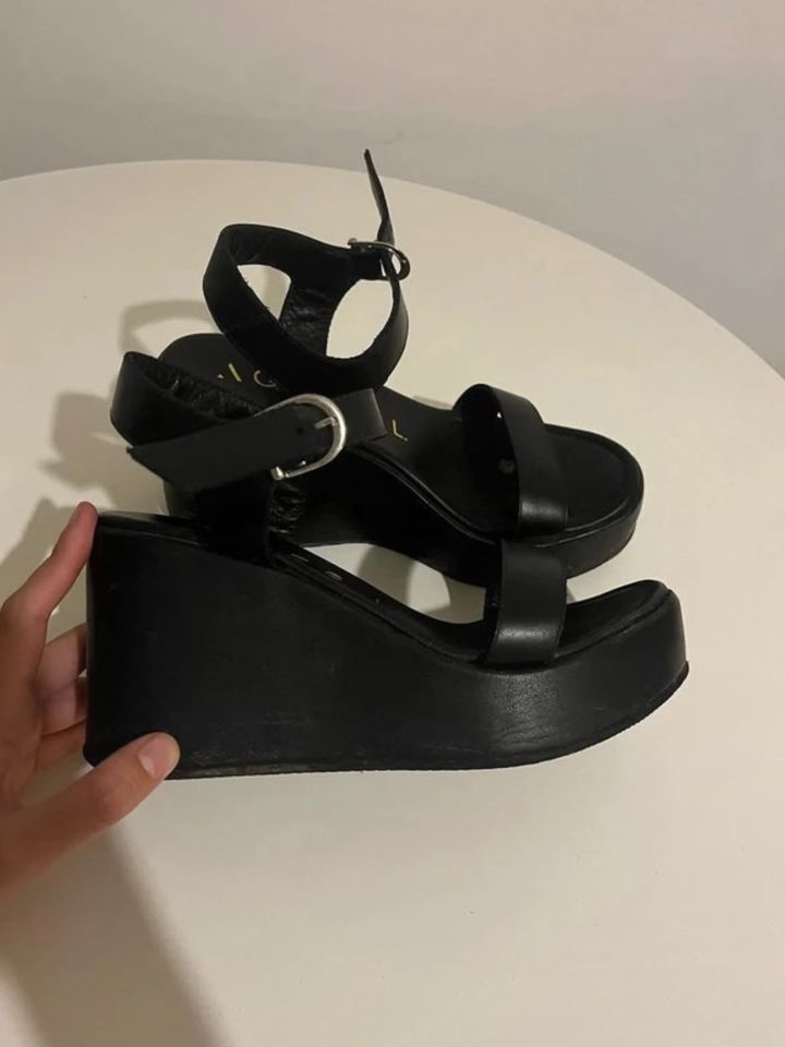 Sandalias negras de cuero